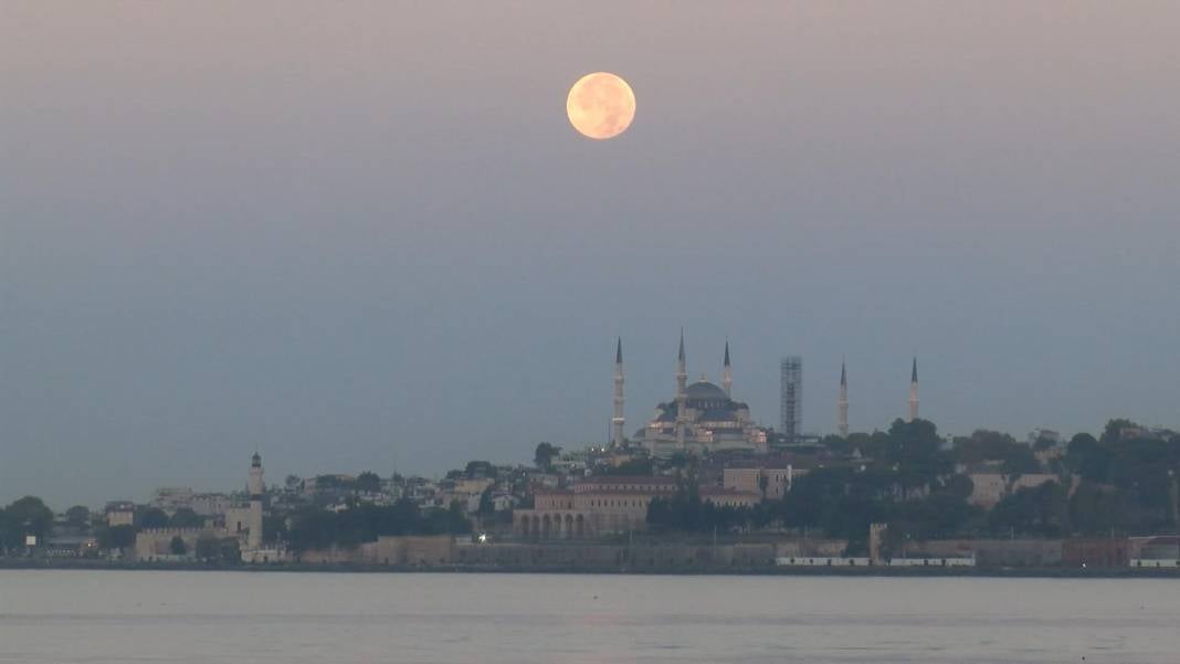 Görenler mest oldu! Normal halinden yüzde 30 daha parlak ve dünyaya hiç olmadığı kadar yakındı 8